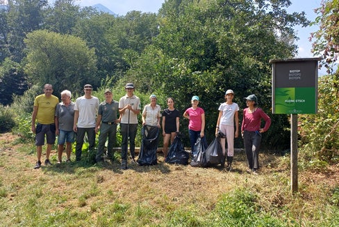 Impegnati nella tutela della natura: i giovani e le giovani partecipanti all’iniziativa “Friday for nature” nel biotopo del Kleine Etsch presso Stava, a Naturno, insieme agli esperti del settore. (Foto: USP/Ufficio provinciale Natura)