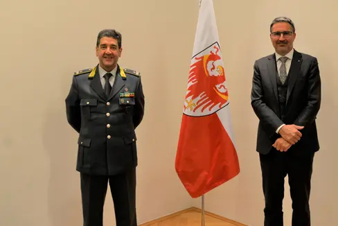 Der neue Kommandant der Finanzwache Trentino-Südtirol, Guido Zelano (l.), hat heute Landeshauptmann Arno Kompatscher seinen Antrittsbesuch abgestattet. (Foto: LPA/Igor Cocca)
