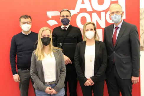 Il presidente Kompatscher (al centro) con i membri del consiglio dell'Associazione dei segretari comunali (da sinistra) il vicepresidente Mair, Götsch, Sulser, presidente Elsler (Foto: ASP/Guido Steinegger)