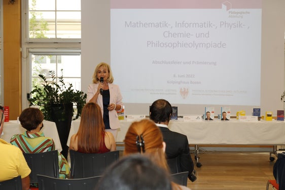 Die Koordinatorin des Arbeitsbereiches Begabten- und Begabungsförderung an der Pädagogischen Abteilung der Deutschen Bildungsdirektion Siglinde Doblander bei der heutigen Prämierung der Mathematik-, Informatik-, Physik-, Chemie- und Philosophie-Olympiaden (Foto: LPA/Deutsche Bildungsdirektion/Verena Hilber)