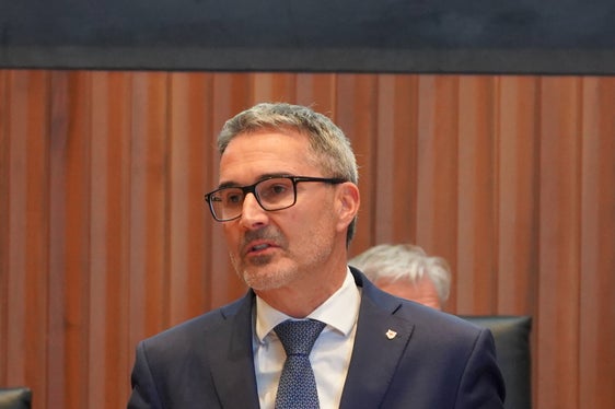 “Investiamo nella qualità della vita, nella sicurezza sociale e nello sviluppo sostenibile. Insieme stiamo creando un Alto Adige più socialmente equo, più vivibile e nuovamente accessibile”, ha dichiarato Kompatscher. (Foto: Consiglio della Provincia autonoma di Bolzano/Werth)