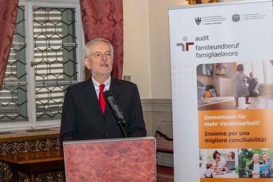 “I datori di lavoro che decidono di farsi accompagnare in questo percorso dall'audit famigliaelavoro assumono un ruolo importante come promotori e modelli di riferimento”, afferma convinto il presidente della Camera di commercio Michl Ebner. (Foto: Camera di commercio di Bolzano/Othmar Seehauser)