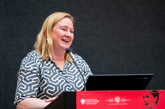 La direttiva UE sulla trasparenza retributiva è stato uno dei temi principali illustrati durante la conferenza in occasione dell'Equal Pay Day di quest'anno. Ne ha parlato, tra gli altri, Marjaana Gunkel della Libera Università di Bolzano. (Foto: USP/Fabio Brucculeri)
