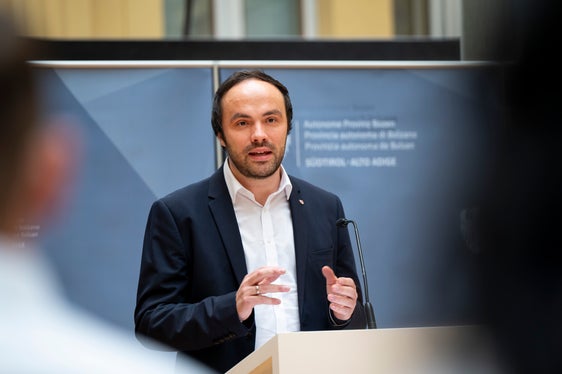 Wenn wir unsere Innovationsfähigkeit stärken wollen, müssen wir die Begeisterung für Technologie und Wissenschaft schon von klein an fördern. Projekte wie MiniNOI setzen genau dort an, weshalb die Investition in mehr Raum für dieses Projekt eine zukunftsgerichtete und strategische Entscheidung ist, sagt Landesrat Philipp Achammer. (Foto: LPA/Fabio Brucculeri)