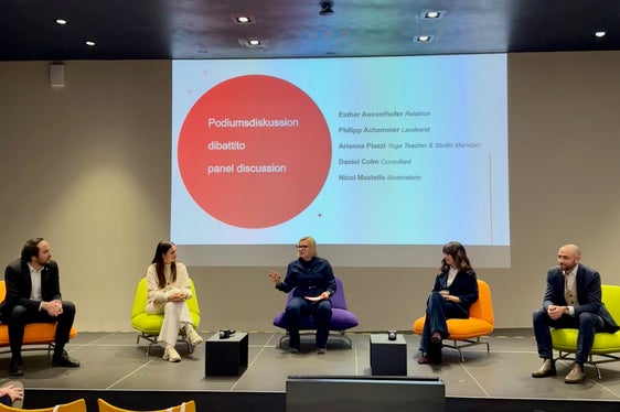 Bei der Podiumsdiskussion mit (im Bild v.l.) Landesrat Achammer, Arianna Piazzi, Nicol Mastella, Esther Ausserhofer und Daniel Colm standen Berufs- und Karrieremöglichkeiten im Fokus. (Foto: Landesamt für Hochschulförderung/Marieke Volgger)