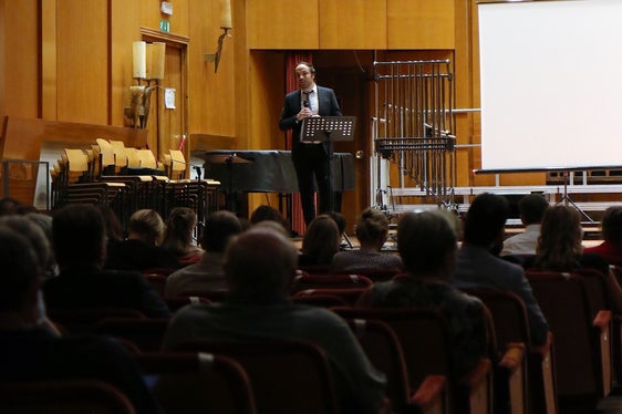 Eigenverantwortung lässt sich niemals von kollektiver Verantwortung trennen, wenn es darum geht, Verantwortung für alle Teile der Gesellschaft, bis hin zu den Schwächsten, zu übernehmen, betonte LR Achammer bei der Eröffnungskonferenz. (Foto: LPA/Peter Natter)