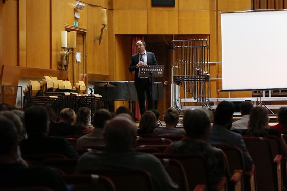 Eigenverantwortung lässt sich niemals von kollektiver Verantwortung trennen, wenn es darum geht, Verantwortung für alle Teile der Gesellschaft, bis hin zu den Schwächsten, zu übernehmen, betonte LR Achammer bei der Eröffnungskonferenz. (Foto: LPA/Peter Natter)