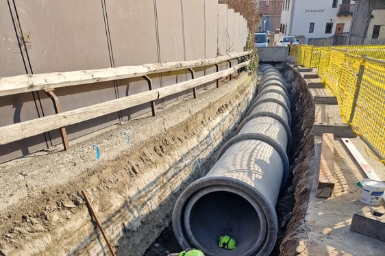 Lungo il rio Matatsch a Corzes, frazione di Silandro, l’Ufficio Sistemazione bacini montani ha eliminato le vecchie tubazioni in lamiera ondulata posando nuove condotte in cemento armato, dal diametro maggiore e quindi con una capacità di deflusso molto più alta. (Foto: USP/Ufficio Sistemazione bacini montani ovest dell’Agenzia per la Protezione civile)