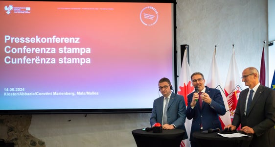 I ti manda n apel ala Talia, al’Austria y ai Paejes Tudësc de unì de reviers pra la mëisa dla tratadives. Da man ciancia i presidënc Anton Mattle (Tirol), l presidënt Euregio y de Südtirol Arno Kompatscher y Maurizio Fugatti (Trentin). (Foto: USP/Fabio Brucculeri)