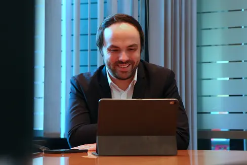 Landesrat Achammer hat in einer Online-Besprechung mit Bildungsminister Valditara über eine Änderung im Bereich der Südtiroler Lehrerausbildung und über ein Pilotprojekt zum modularen Unterricht an Südtiroler Oberschulen gesprochen. (Foto: LPA/Ingrid Silginer)