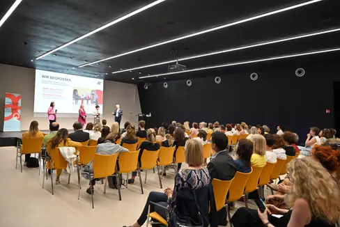 Zum heutigen Südtiroler Tag der Chancengleichheit wurden erste Zwischenergebnisse zum neuen Gleichstellungsplan vorgestellt, alle Interessierten konnten sich zudem mit Inputs und Vorschlägen vor Ort in den partizipativen Erarbeitungsprozess einbringen. (Foto: LPA/Manuela Tessaro)