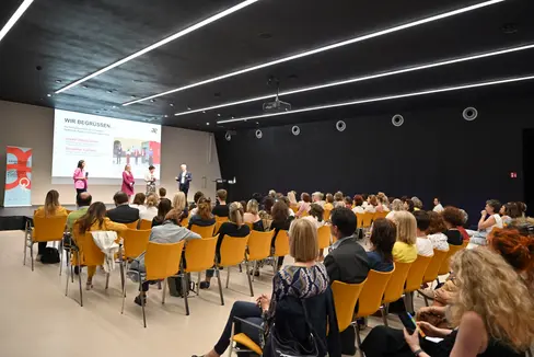 Tante persone sono coinvolte nell'elaborazione del piano d'azione per la parità di genere dell'Alto Adige Æquitas, oggi è stato presentato un primo bilancio dei lavori. (Foto: ASP/Manuela Tessaro)