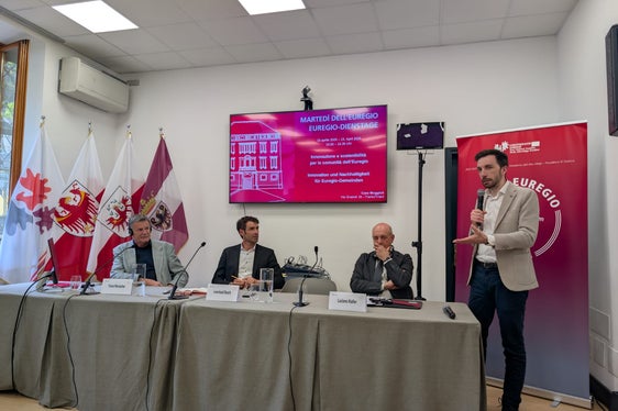Runder Tisch: Vertreter aller Euregio-Länder stellten Strategien und Projekte für eine nachhaltige und innovative Wohnungspolitik vor: (v. l.) Franz Mariacher (TIGEWOSI), Leonhard Resch (Arche, KVW), Moderator Luciano Malfer (FBK) und der Trentiner Landesrat für Wohnbau Simone Marchiori. (Foto: Euregio)