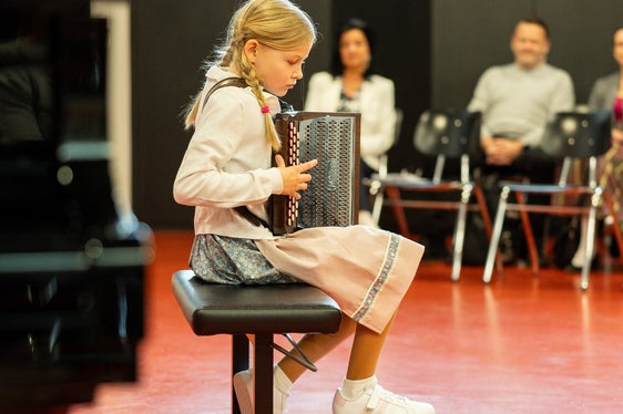 Marie Gruber aus der Musikschule Lana bei ihrem Wertungsauftritt in Landeck: Sie war eine von insgesamt 75 Teilnehmenden, die in der Wertungskategorie Steirische Harmonika angetreten sind. (Foto: LPA/Shakesbear Photography & Art)