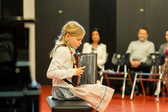 Marie Gruber aus der Musikschule Lana bei ihrem Wertungsauftritt in Landeck: Sie war eine von insgesamt 75 Teilnehmenden, die in der Wertungskategorie Steirische Harmonika angetreten sind. (Foto: LPA/Shakesbear Photography & Art)