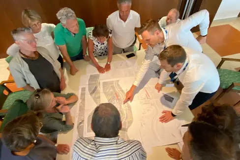 Vertreter des Landes und des Schienennetzbetreibers RFI erklärten Bürgerinnen und Bürgern den Ausbau der Bahnlinie von Bozen nach Meran. (Foto: LPA)