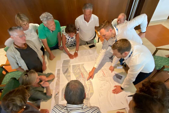 Vertreter des Landes und des Schienennetzbetreibers RFI erklärten Bürgerinnen und Bürgern den Ausbau der Bahnlinie von Bozen nach Meran. (Foto: LPA)