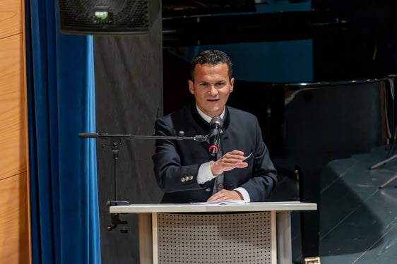 50 anni di Scuola di Musica della Val Badia: il direttore del Dipartimento Istruzione, Formazione e Cultura ladina André Comploi. (Foto: USP/Direzione provinciale Scuola musicale tedesca e ladina/Freddy Planinschek)