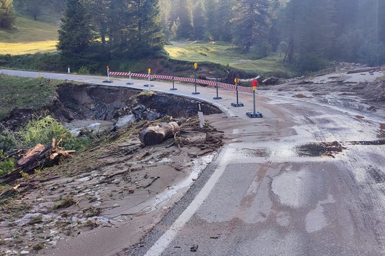 Der Kompatschbach hat gestern die Landesstraße zum Würzjoch bei Untermoj vermurt; die Straße konnte gegen 23 Uhr wieder einspurig befahren werden. (Foto: LPA/Landesstraßendienst)