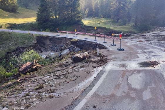 Der Kompatschbach hat gestern die Landesstraße zum Würzjoch bei Untermoj vermurt; die Straße konnte gegen 23 Uhr wieder einspurig befahren werden. (Foto: LPA/Landesstraßendienst)