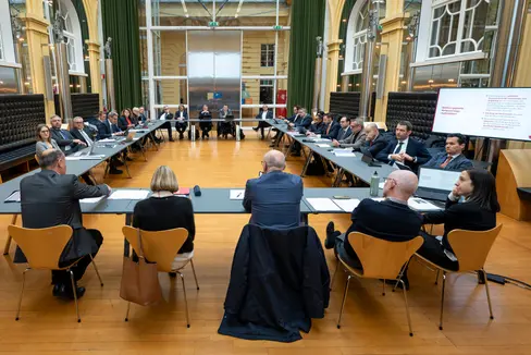 Bei einer Klausursitzung berieten die Landesregierung, die Ressortdirektoren sowie die Personalverantwortlichen über neue Wege bei der Personalaufnahme in der Landesverwaltung. Ziel sind schnellere und einfachere Verfahren. (Foto: LPA/Fabio Brucculeri)