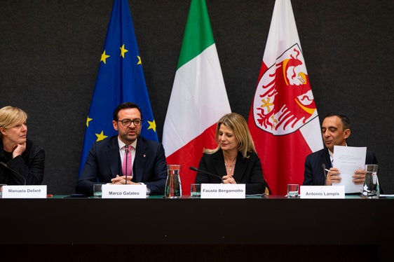 Il vicepresidente della Provincia autonoma di Bolzano Marco Galateo (nella foto il secondo da sinistra) ha rimarcato nel suo intervento come Piattaforma Economia 2030 nasca con una doppia vocazione: rilanciare il tema dell’economia nel dibattito pubblico e attivare percorsi nuovi e concreti di collaborazione tra chi produce, chi consuma e gli istituti di ricerca. (Foto: USP/Fabio Brucculeri)