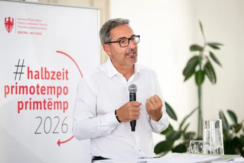 Der zusätzliche Spielraum, den Autonomiereform und neue Finanzregelung eröffnen, werde genutzt, um das Land besser auf Klimawandel und Extremwetter vorzubereiten, erklärte Arno Kompatscher bei der #halbzeit-Pressekonferenz im Landesdenkmalamt in Bozen. (Foto: LPA/Fabio Brucculeri)