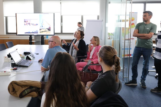 Bei einem Besuch der Landessagentur für Bevölkerungsschutz informierte sich Personallandesrätin Magdalena Amhof über die Arbeit der verschiedenen Dienste und sprach mit Mitarbeitenden über aktuelle Entwicklungen. (Foto: LPA/Alessia Mucci)
