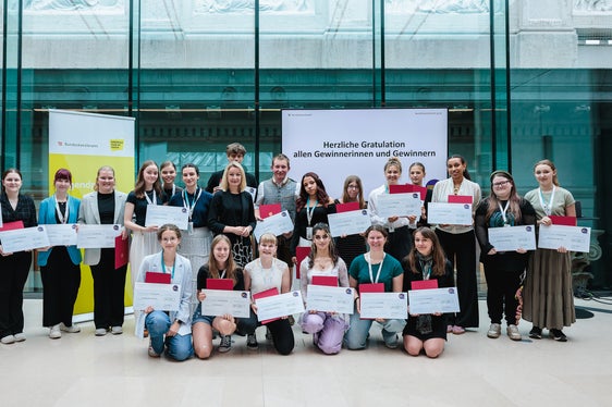 Bundesredewettbewerb vom 1. bis 3. Juni in Wien: Alle Erst- bis Drittplatzierten aller Kategorien (Foto: LPA/Bundeskanzleramt Wien/Valentin Brauneis)