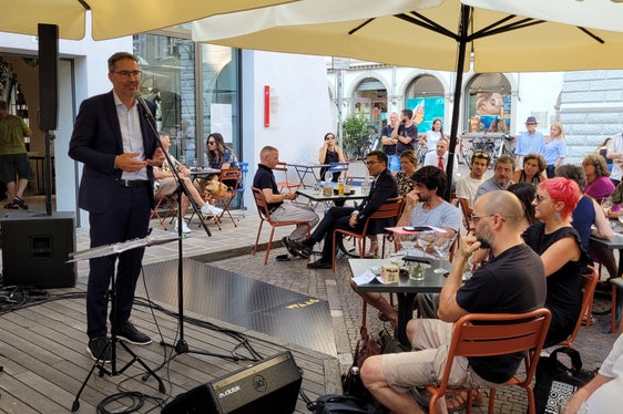 Die Musik im Allgemeinen und Jazz im Besonderen kennt keine Grenzen. Dieser Euregio-Jazzabend steht deshalb auch für eine Euregio, die in die Zukunft blickt und mit den Euregio-Kulturdonnerstagen einen weiteren Schritt in Richtung Bürgernähe setzt, sagte Landeshauptmann Kompatscher. (Foto: LPA/Euregio/Armin Gluderer)