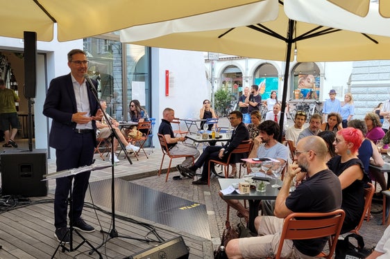 Il presidente Arno Kompatscher durante la serata a Casa della Pesa: La musica, strumento prezioso per andare oltre i confini. (Foto: ASP/Euregio)
