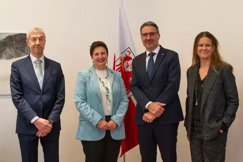 Il teatro e il suo ulteriore sviluppo sono stati i temi di un recente incontro tra i vertici della Vereinigte Bühnen Bozen VBB e il presidente Kompatscher. Da sinistra a destra: il vicepresidente Alexander Gasser, la presidente Judith Gögele, il presidente della Provincia, Arno Kompatscher, e la direttrice della VBB Irene Girkinger (Foto: ASP/Angelika Schrott)