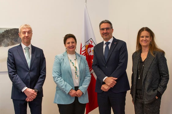 Il teatro e il suo ulteriore sviluppo sono stati i temi di un recente incontro tra i vertici della Vereinigte Bühnen Bozen VBB e il presidente Kompatscher. Da sinistra a destra: il vicepresidente Alexander Gasser, la presidente Judith Gögele, il presidente della Provincia, Arno Kompatscher, e la direttrice della VBB Irene Girkinger (Foto: ASP/Angelika Schrott)