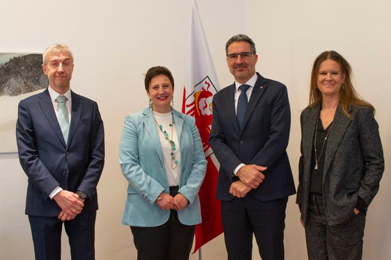 Il teatro e il suo ulteriore sviluppo sono stati i temi di un recente incontro tra i vertici della Vereinigte Bühnen Bozen VBB e il presidente Kompatscher. Da sinistra a destra: il vicepresidente Alexander Gasser, la presidente Judith Gögele, il presidente della Provincia, Arno Kompatscher, e la direttrice della VBB Irene Girkinger (Foto: ASP/Angelika Schrott)