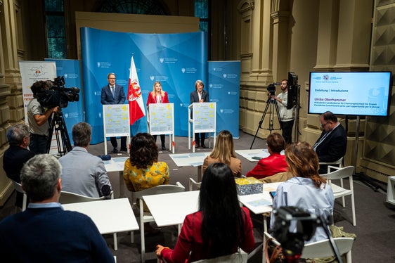 Il presidente Arno Kompatscher (nella foto da sinistra), Ulrike Oberhammer, presidente della Commissione provinciale per le pari opportunità per le donne, e l'assessore provinciale Hubert Messner hanno presentato la campagna di sensibilizzazione a Palazzo Widmann. (Foto: USP/Fabio Brucculeri)