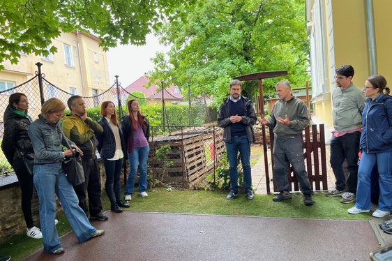 Besichtigung der Kompostierung bei einem Kindergarten im ungarischen Veszprém, die im Rahmen des CORE-Projekts eingerichtet wurde. (Foto: LPA/Landesagentur für Umwelt und Klimaschutz)