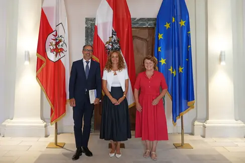 L'assessora tirolese agli Affari sociali e all'Inclusione Eva Pawlata (al centro) ha illustrato al presidente della Provincia Arno Kompatscher (a sinistra) e all'assessora provinciale Rosmarie Pamer (a destra) la politica tirolese per le persone con disabilità. (Foto: Land Tirol/Mara Dorfmann)