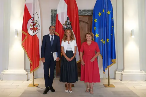 L'assessora tirolese agli Affari sociali e all'Inclusione Eva Pawlata (al centro) ha illustrato al presidente della Provincia Arno Kompatscher (a sinistra) e all'assessora provinciale Rosmarie Pamer (a destra) la politica tirolese per le persone con disabilità. (Foto: Land Tirol/Mara Dorfmann)