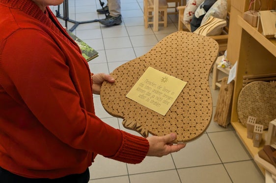 Oggi (2 dicembre) l'assessora provinciale Rosmarie Pamer ha visitato il laboratorio KIMM di Cardano. Le persone con disabilità possono partecipare a diverse attività e rafforzare la loro indipendenza (Foto: USP/Hannes Wisthaler)