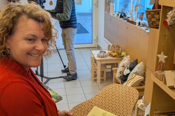 Landesrätin Rosmarie Pamer war heute (2. Dezember) zu Besuch in der Werkstätte KIMM in Kardaun. Im dortigen Dienst zur Arbeitsbeschäftigung fertigen Menschen mit Behinderungen Produkte, können an unterschiedlichen Aktivitäten teilnehmen und werden damit in ihrer Selbstständigkeit gestärkt. (Foto: LPA/Hannes Wisthaler)