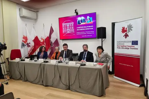 Um die Arbeit der Frauen und das weibliche Unternehmertum ging es beim jüngsten Euregio-Dienstag gestern Abend in Trient. (Foto: Euregio)