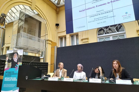 Beleuchteten unterschiedliche Aspekte der Verbesserung des Zugangs von Genossenschaften und Frauen zu Finanzprodukten an: (v.l.) Judith Notdurfter (Direktorin des Amtes für Freiwilligenwesen und Solidarität), Duaa Barakat (außerordentliche Professorin für Wirtschaft an der palästinensischen Al Quds University in Jerusalem), Francesca Forte (Organisation für internationale Kooperation, Cospe) und Linda Pescini (Internationaler Verbund verschiedener Hilfs- und Entwicklungsorganisationen Oxfam). (Foto: LPA/Amt für Freiwilligenwesen und Solidarität)