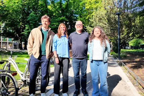 Im Bild (von links): Gabriele Forni, Projektleiter im Bereich Radmobilität Green Mobility der STA, Anna Delvai, Eventmanagerin von Green Mobility, Morten Kabell, dänischer Stadtplaner, ehemaliger Mobilitätsstadtrat von Kopenhagen, sowie Alice Pozzo, Projektleiterin für Radmobilität Green Mobility der STA. (Foto: LPA/Abteilung Infrastruktur und Mobilität)