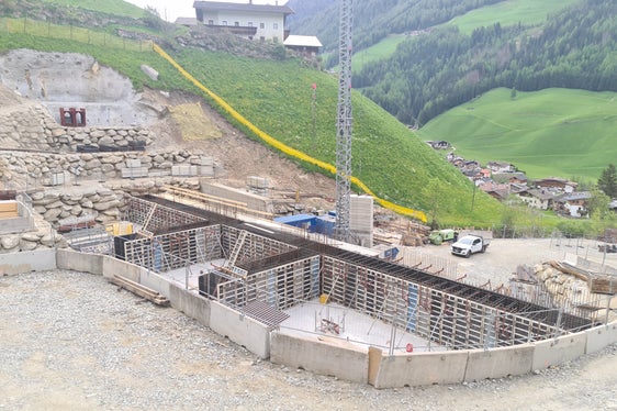 Das Landesamt für Wildbach- und Lawinenverbauung Ost hat im Herbst 2023 mit der Errichtung der Sperre im Keilbach in Steinhaus in der Gemeinde Ahrntal begonnen und die Arbeiten im Juli 2025 abgeschlossen. (Foto: LPA/Landesamt für Wildbach- und Lawinenverbauung Ost in der Agentur für Bevölkerungsschutz)