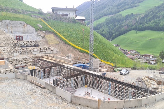 I lavori di costruzione della nuova barriera nel rio del Conio a Cadipietra, nel Comune di Valle Aurina, eseguiti dall’Ufficio Sistemazione bacini montani Est, sono iniziati nell’autunno del 2023 per concludersi a luglio 2025. (Foto: USP/Ufficio Sistemazione bacini montani Est dell’Agenzia per la Protezione civile)