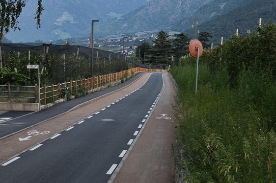 Die neue Infrastruktur richtet sich insbesondere an die vielen Menschen, die zwischen den beiden Gemeinden zur Arbeit, zur Schule oder für andere tägliche Erledigungen unterwegs sind. (Foto: LPA/Ressort Infrastrukturen und Mobilität)