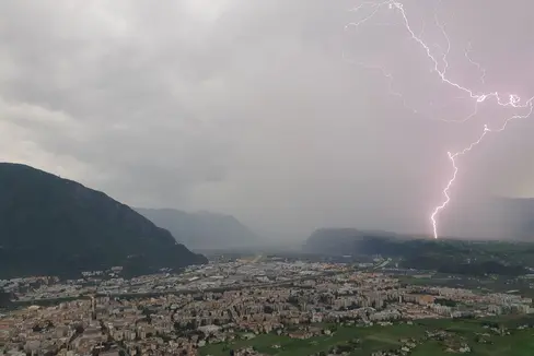 Einige der 500 gestern Abend gezählten Blitze hat Peter Warasin mit Blick auf Bozen fotografiert. (Foto: LPA/Peter Warasin)