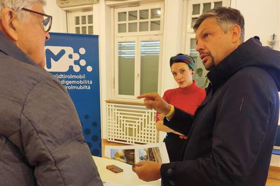 Mobilitätslandesrat Daniel Alfreider erklärt, dass das Mobilitätszentrum zu einer modernen und intermodalen Drehscheibe für die öffentliche Mobilität werden soll. (Foto: STA/Alice Banfi)