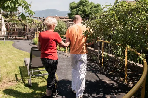 Um die Lebensqualität der Betroffenen und deren (pflegende) Angehöriger zu verbessern arbeitet das Land unter anderem am Ausbau der Zentren für Schwerpunktpflege Demenz, der Verstärkung der Schulung des Fachpersonals oder dem Errichten des Demenzregisters. (Foto: LPA/Claudia Corrent)