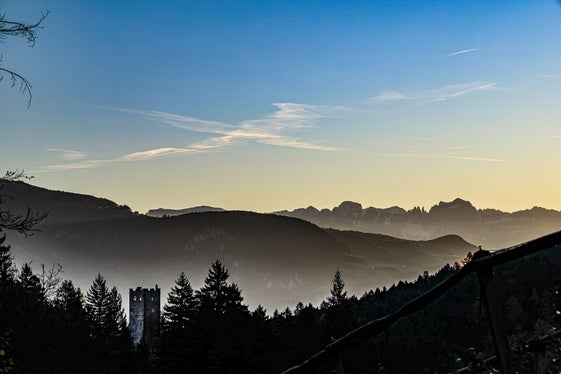 Wetterbild des Monats November 2025: die Zwingenburg bei Tisens (Foto: LPA/Martin Geier)